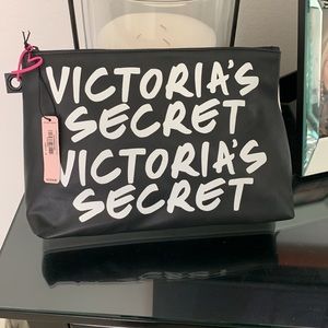 Victoria Secret - Love Victoria Graffiti Makeup Bag 🖤💗🤍